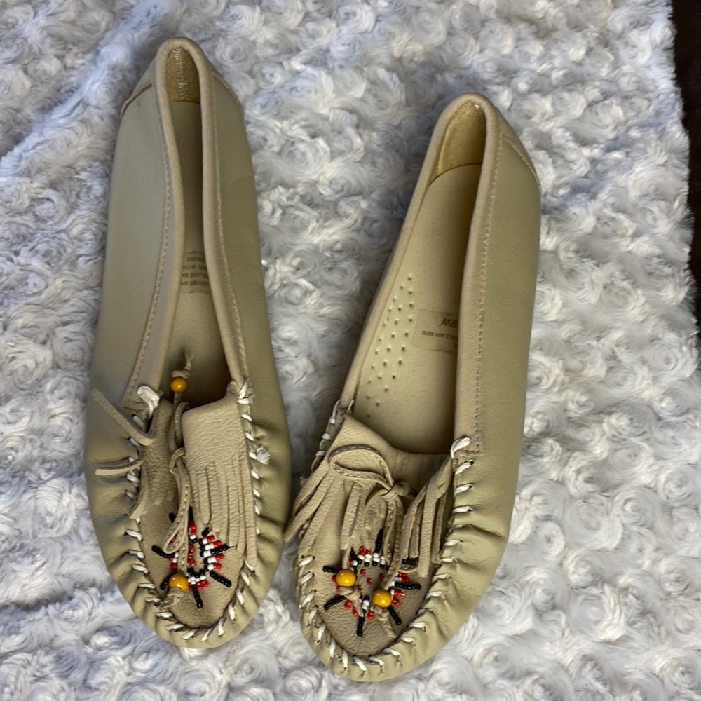 Tan Leather Beaded Ladies Size 9 Moccasins Slip On casual Shoes